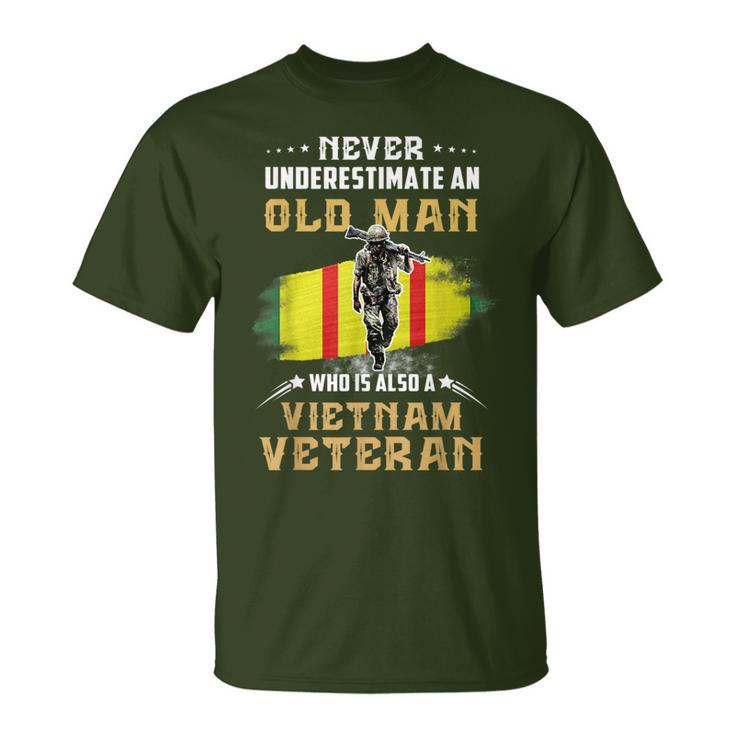Never Underestimate An Old Vietnam Veteran Veteran Day Xmas T-Shirt