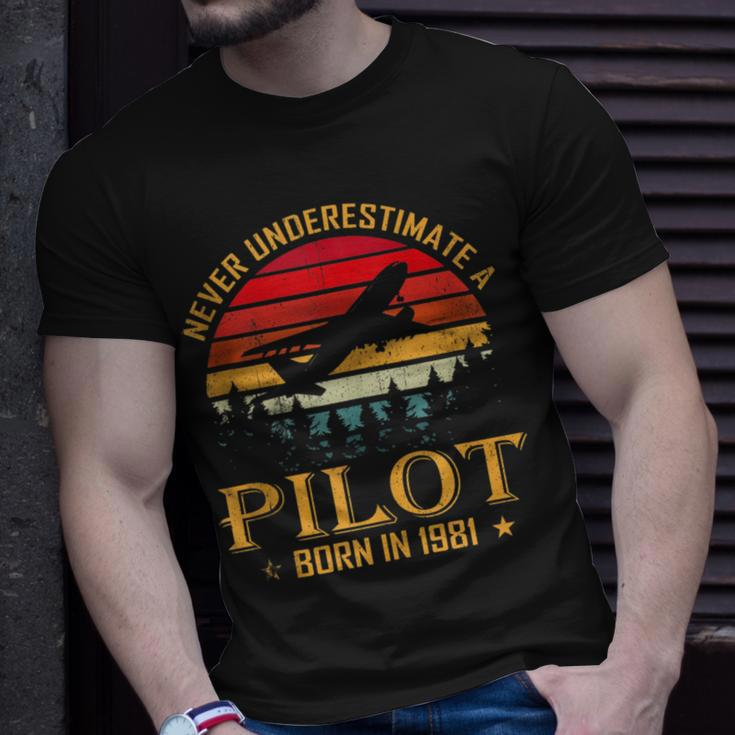 Never Underestimate A Pilot Born In 1981 40Th Birthday Unisex T-Shirt Gifts for Him