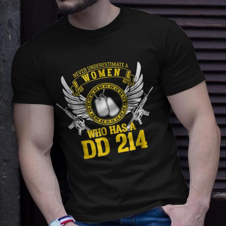 Never Underestimate Women Who Has A Dd214 Veteran Unisex T-Shirt Gifts for Him
