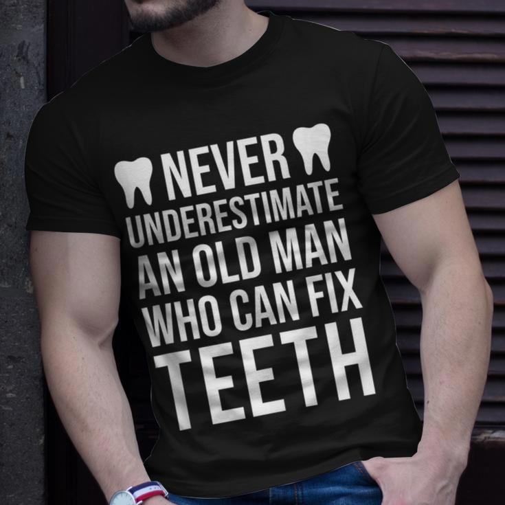 Never Underestimate An Old Man Dentist Dad Grandpa T-Shirt Gifts for Him