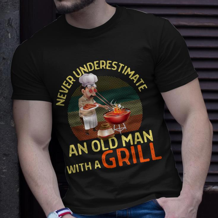 Never Underestimate An Old Man With A Grill Dad Granddad Bbq T-Shirt Gifts for Him