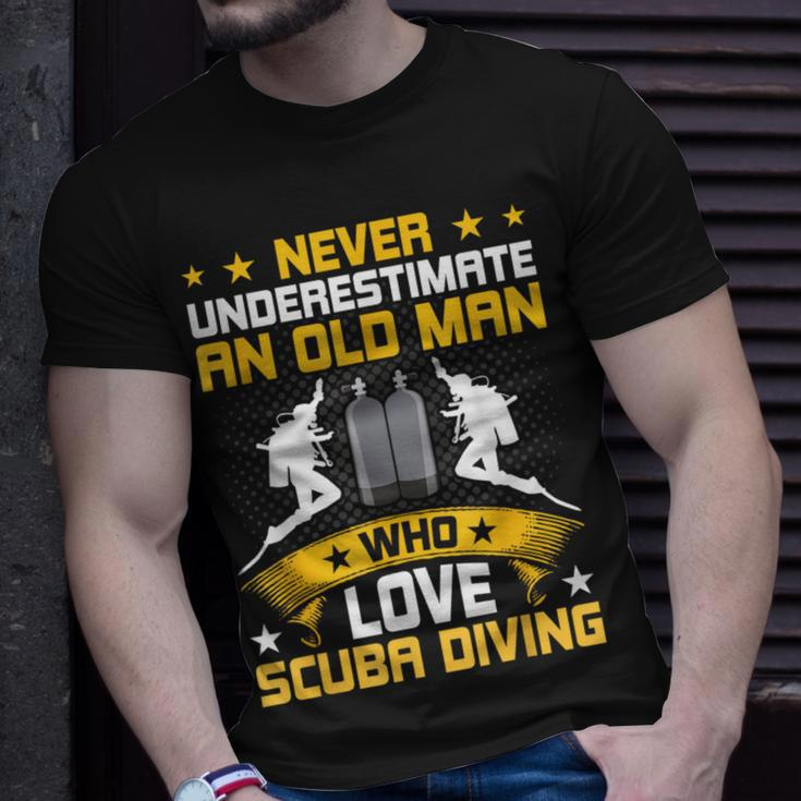 Never Underestimate Old Man Love Scuba Diving T-Shirt Gifts for Him