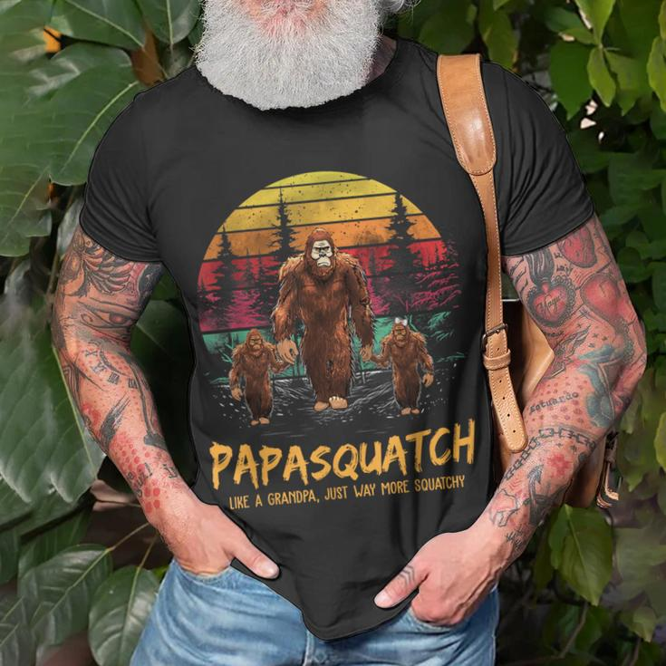 Retro Papa Squatch Like A Grandpa Funny Bigfoot Sasquatch Unisex T-Shirt Gifts for Old Men
