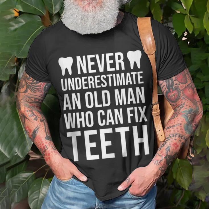 Never Underestimate An Old Man Dentist Dad Grandpa T-Shirt Gifts for Old Men