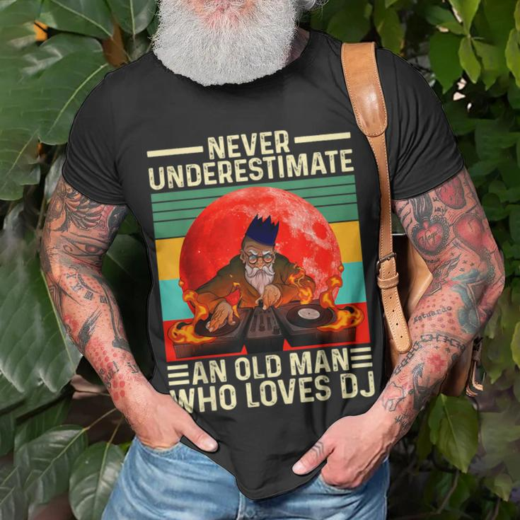 Never Underestimate An Old Man Who Loves Fishing And Was Born In April -  Born In April - T-Shirt