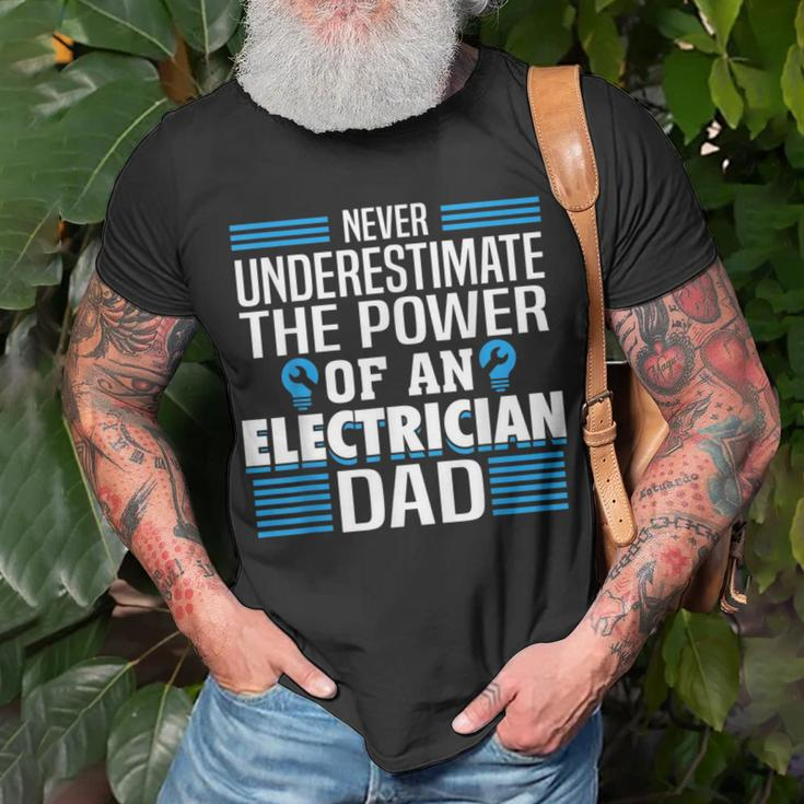 Never Underestimate The Power Of An Electrian Dad T-Shirt Gifts for Old Men