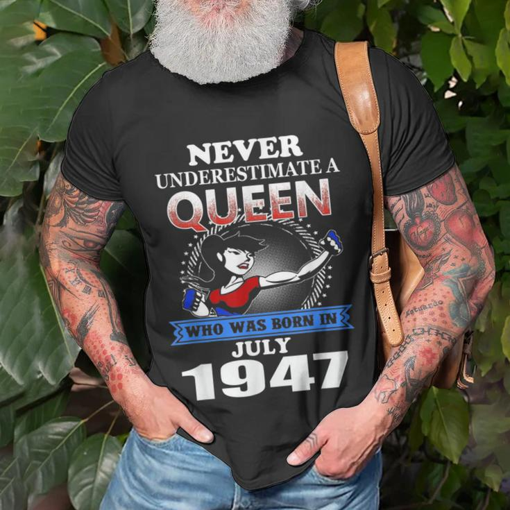 Never Underestimate A Queen Born In July 1947 T-Shirt Gifts for Old Men
