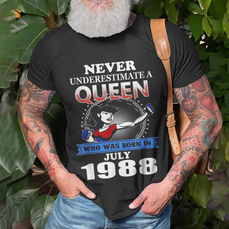 Never Underestimate A Queen Born In July 1988 T-Shirt Gifts for Old Men