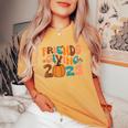 Retro Groovy Friends Giving 2023 Thanksgiving Friendsgiving Women's Oversized Comfort T-Shirt Mustard