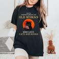 Never Underestimate An Old Woman Who Love Cats And Books Women's Oversized Comfort T-Shirt Black