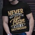 Never Underestimate An Old Man With A Skateboard Skateboarde T-Shirt Gifts for Him