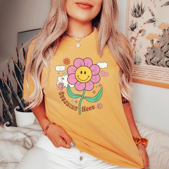 Retro Flower Happy Face Daisy 70S Aesthetic Style \u0026 Fashion Women's  Oversized Comfort T-shirt | Mazezy