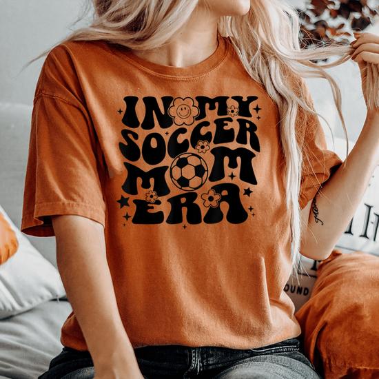 https://i3.cloudfable.net/styles/bgw/550x550/650.417/Yam/soccer-mom-era-mama-groovy-sports-parent-s-oversized-comfort-t-shirt-20230826113533-ym0qaac5.jpg